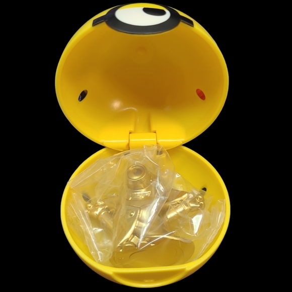 NEW 2019 McDONALDS HAPPY MEAL TOY MINIONS - GOLD DRACULA VAMPIRE MINION - Picture 5 of 10